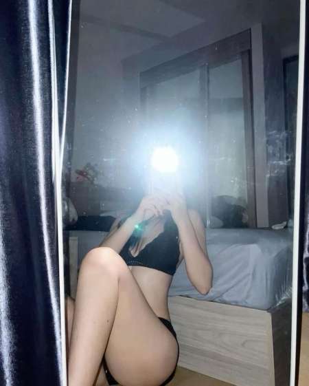 Jeune femme chaude dispo pour un rdv au feeling