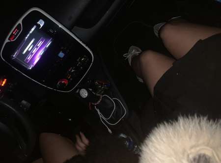 Femme envi de s amuser sur wattsapp en visio