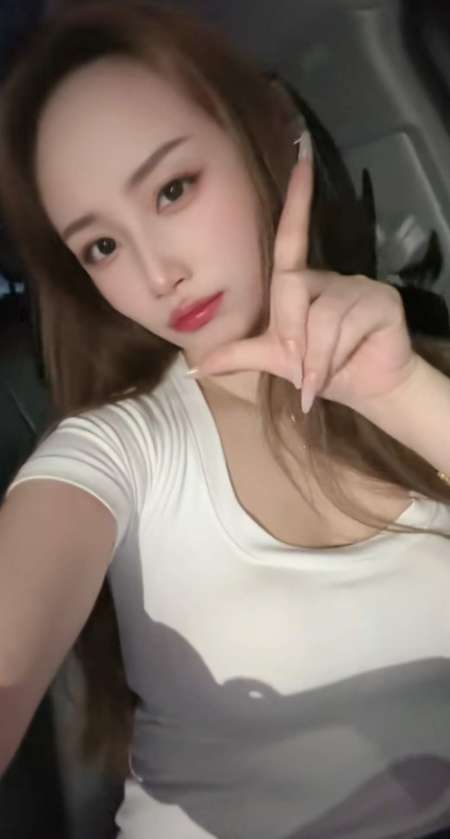 une femme chinoise vient d arrivr a paris pour un