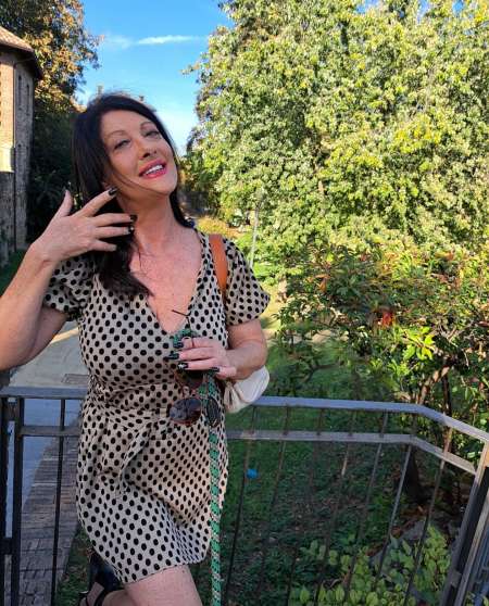 Une femme brune f�minine