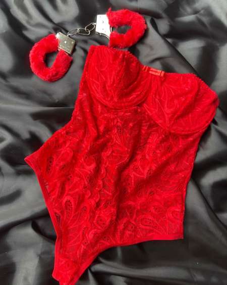 Femme tres sensuelle a la fois douce