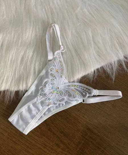 Belle ronde femme fontaine