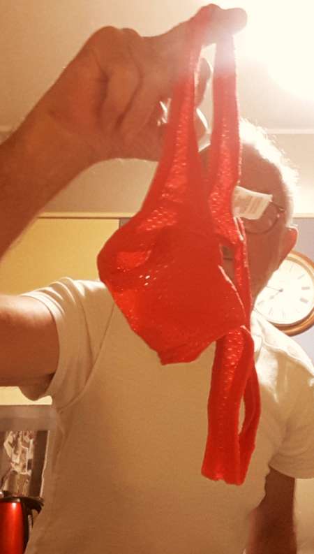 Cherche jeune gars qui aime la lingerie f�minine