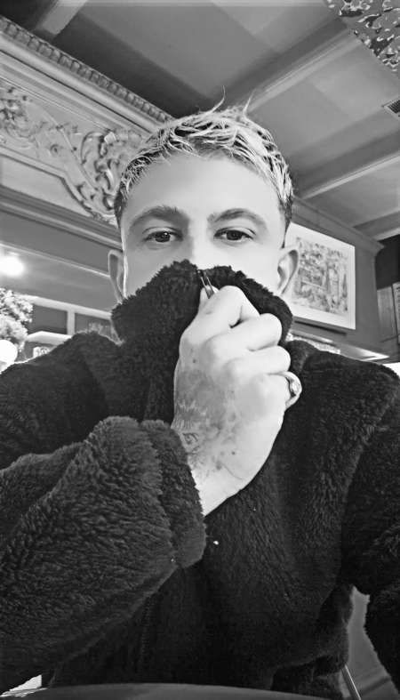 Jeune bi pour femmes ou couples