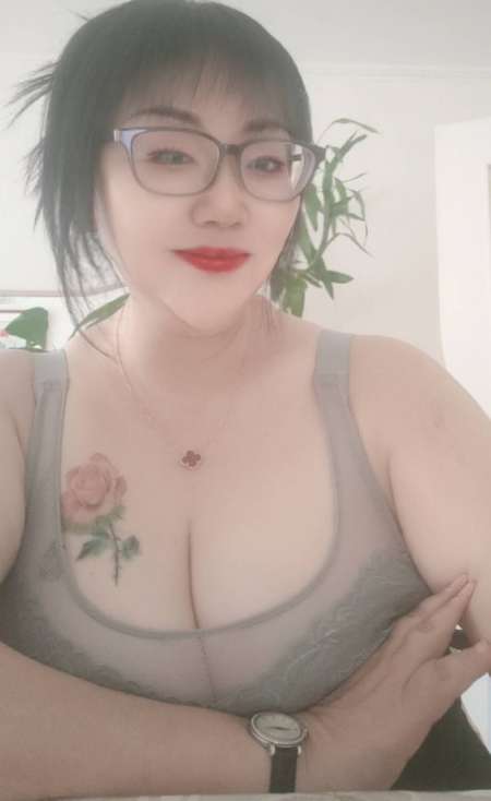 je suis une nouvelle femme pour le massage sexy