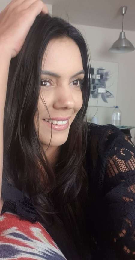 JEUNE BRUNE FEMME JOLIE