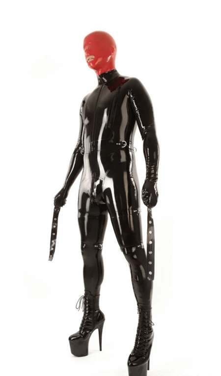 Soumis en latex catsuit de bondage recherche femme