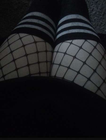 Femboy soumis cherche domina ou couple