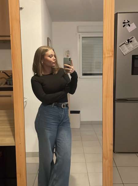 Sedusante jeune femme propose massage