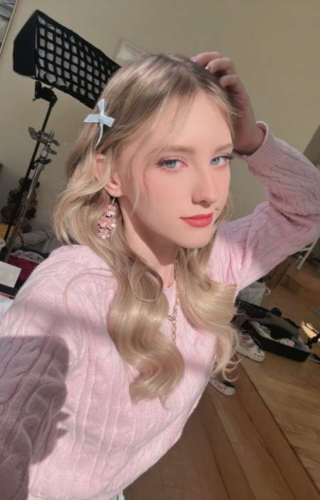 Belle jeune femme simple