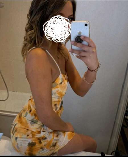 Leyna belle brune au yeux vert