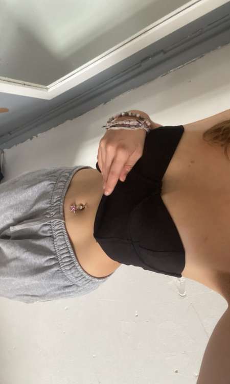 Belle et pleine de surprise dispo