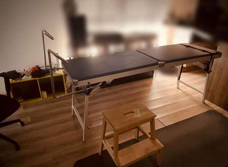 Visite médicale gynécologique humiliante sur table