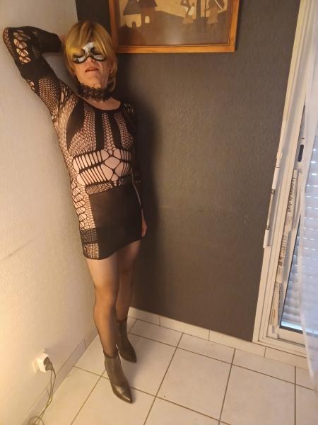 Travesti soumise pour maître