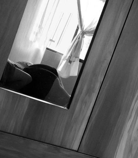 Jeune femmes fontaine discrète