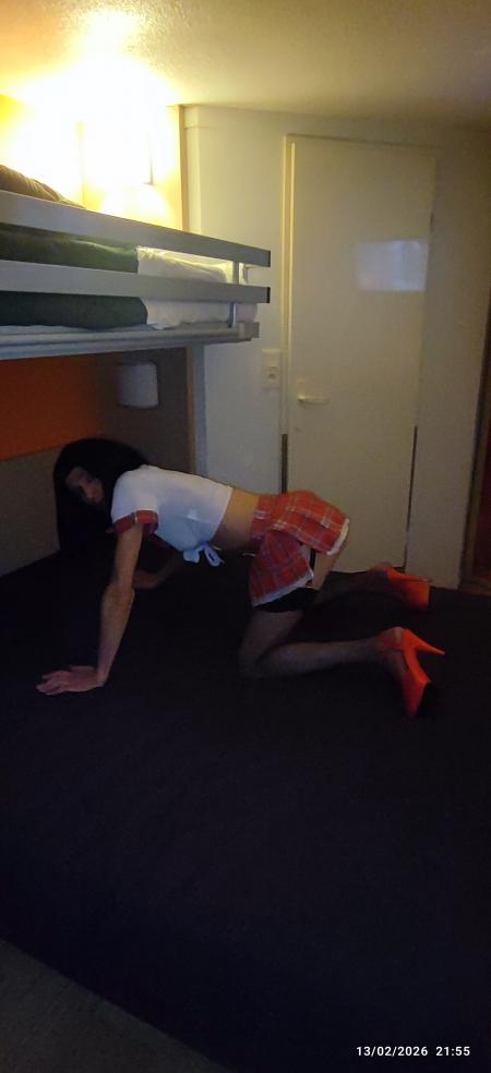 Travesti Caroline pour gangbang hard no Limites
